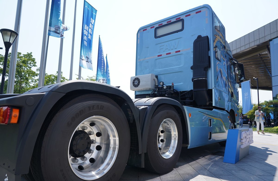 جيفانغ 6x4 جرار شاحنات غرفة المعيشة كابين بول لون 560 حصان محرك CA 10 إطارات LHD