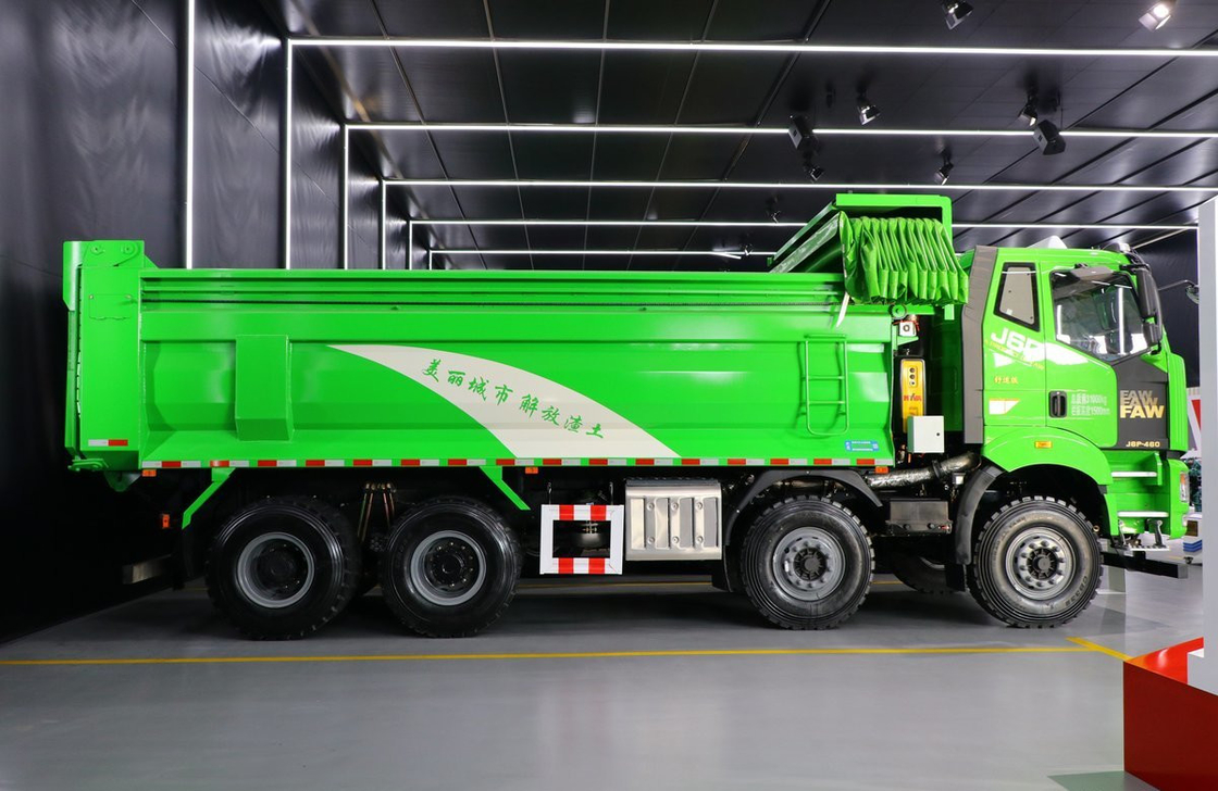شاحنات مستعملة عجلات للبيع 12 إطارات FAW J6P شاحنة قمامة CNG 460hp سيارة سطح مسطح