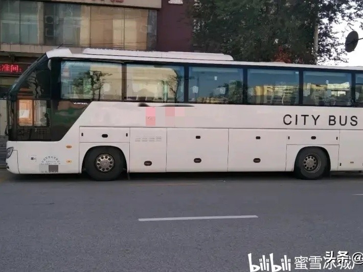 حافلة مستعملة 2018 سنة Yutong الحافلة ZK6122 مزدوجة الباب 56 مقعد برعم أوراق الربيع LHD