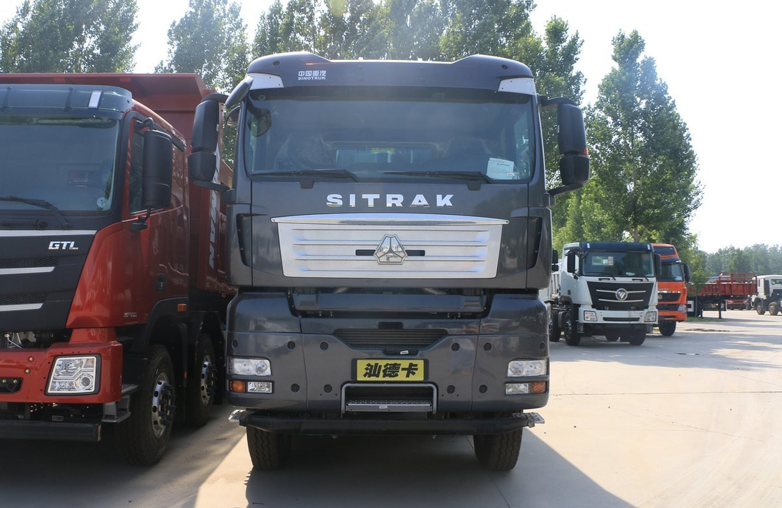 شاحنة الصينية للطاقة SITRAK G7H اللون الأسود تحميل 30 طن النقل على الطريق