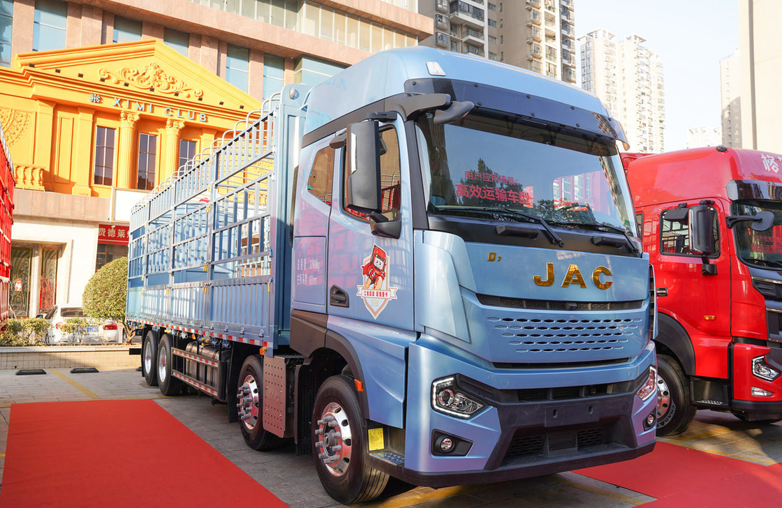 شاحنة شحن مستعملة 8 * 4 JAC مربع السياج 560hp Cummins محرك ZF علبة التروس كابينة السقف العالي