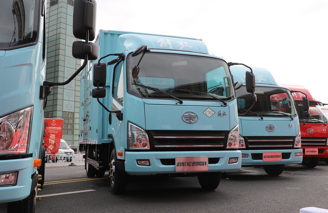 شاحنة شحن 4x2 مستعملة شاحنة فان FAW شاحنة CNG محرك 150hp صندوق حاويات 3300mm قاعدة العجلات