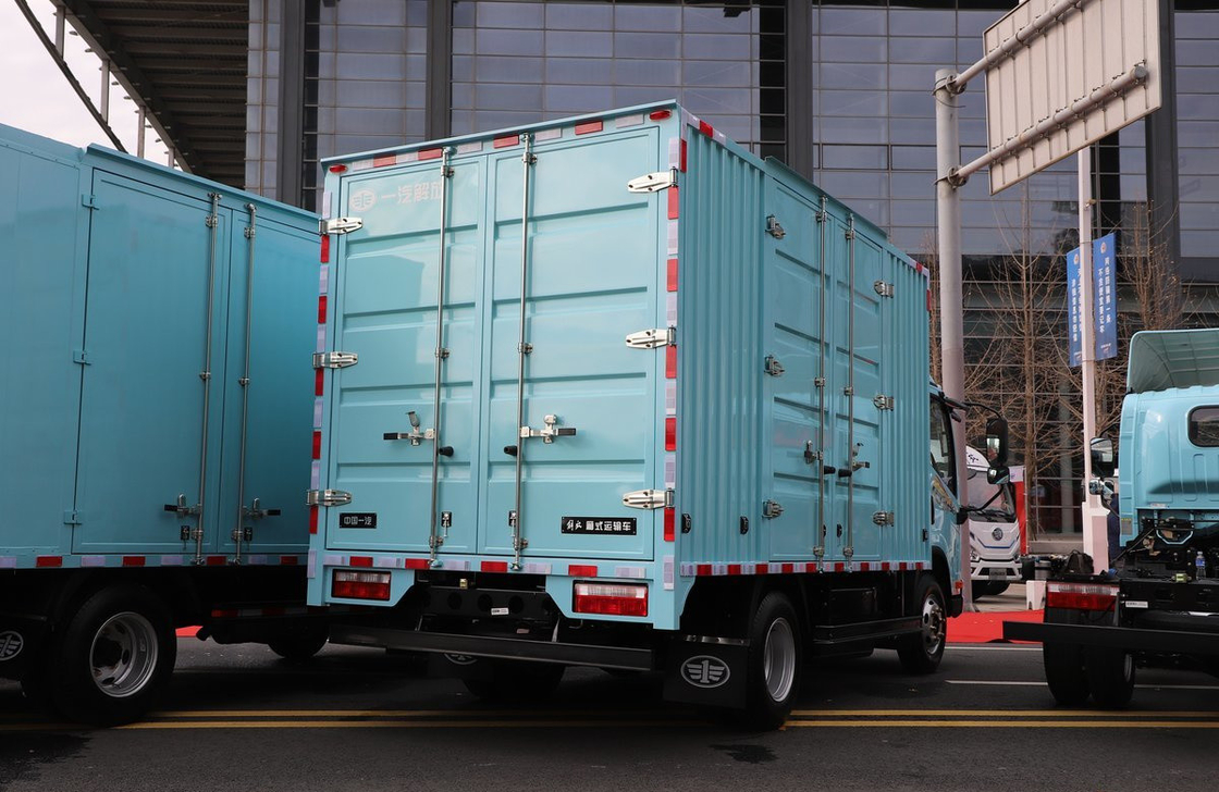 شاحنة شحن 4x2 مستعملة شاحنة فان FAW شاحنة CNG محرك 150hp صندوق حاويات 3300mm قاعدة العجلات