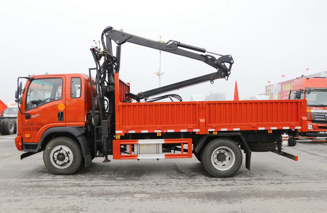 رافعة شاحنة تركب الرفع الوزن 4 طن Dayun 4 * 2 واحدة ونصف سيارة أجرة التقاط الخشب 200hp