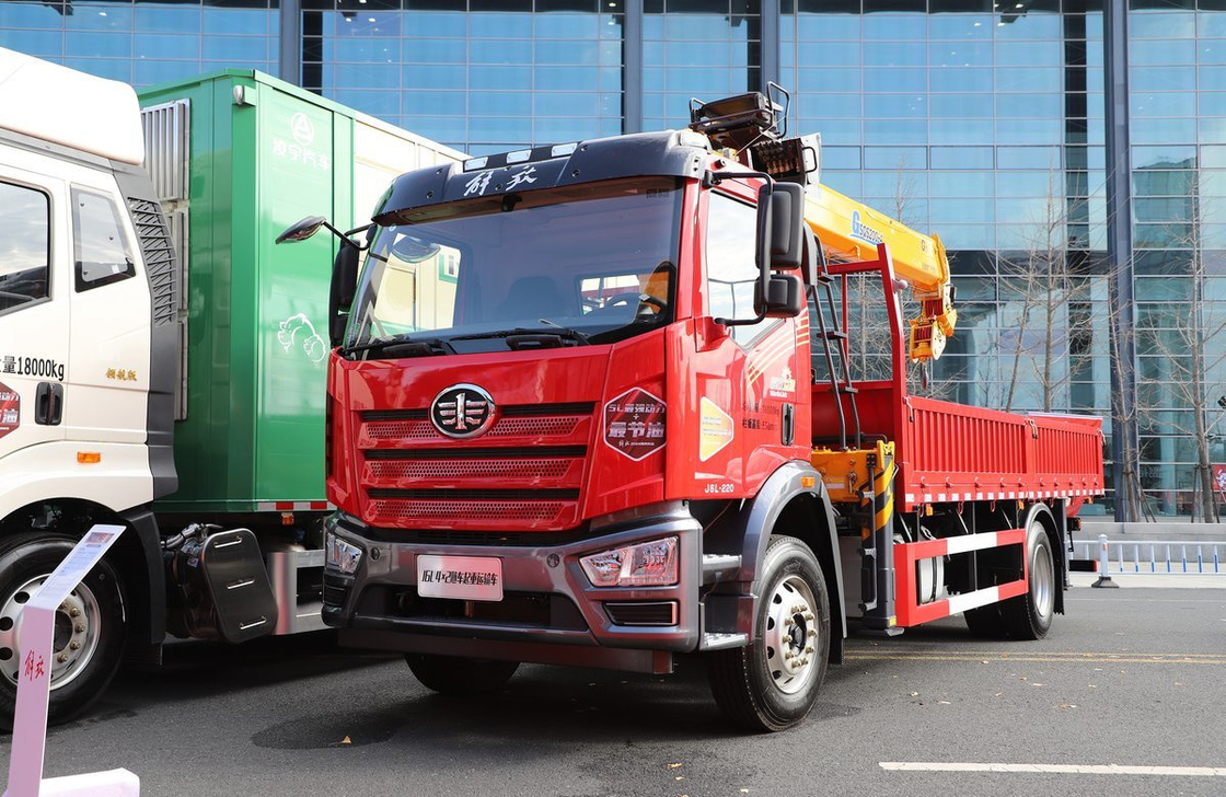 شاحنة صناعية مزودة بجهاز رافعة FAW J6L 220hp XCMG رافعة ذراع مستقيمة 8 طن جديدة تماماً