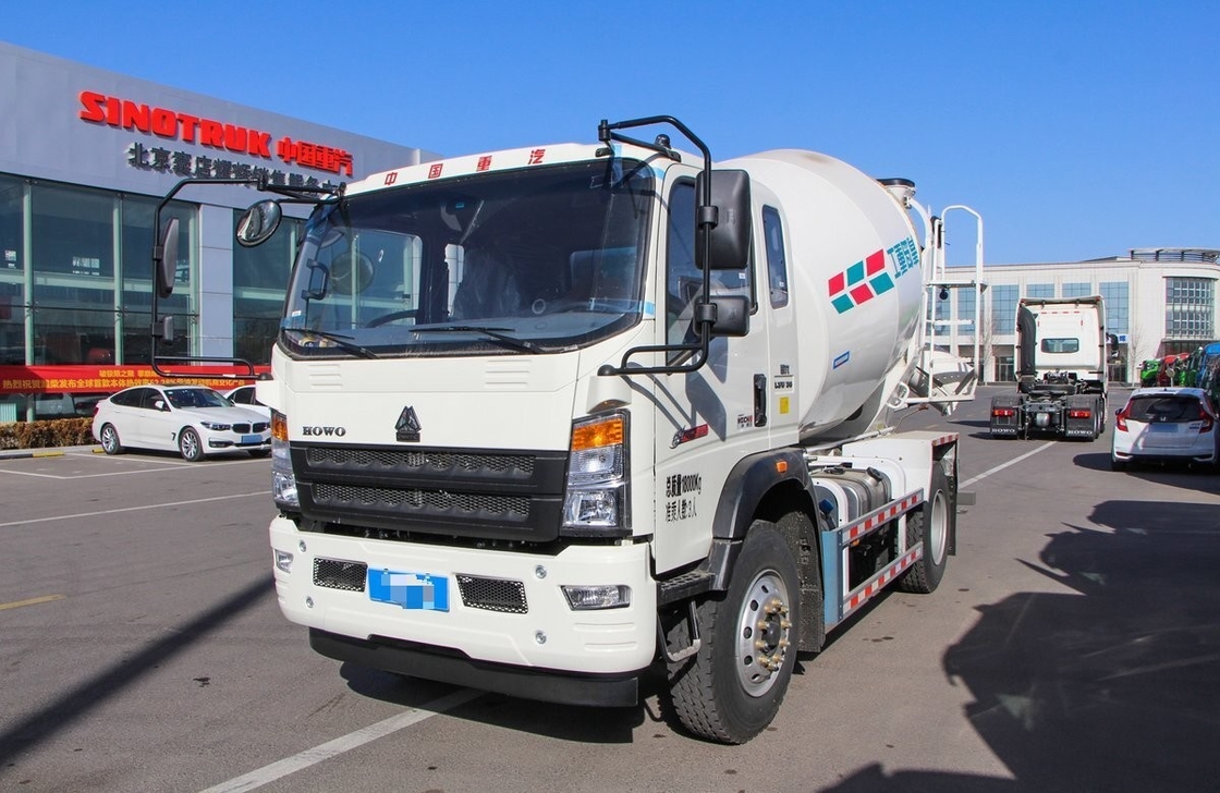 خلاط شاحنة خرسانة صغيرة HOWO 4 × 2 محرك Weichai 220hp 4 مكعب محور واحد 6 إطارات