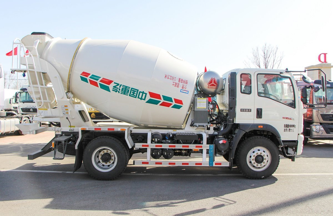 خلاط شاحنة خرسانة صغيرة HOWO 4 × 2 محرك Weichai 220hp 4 مكعب محور واحد 6 إطارات