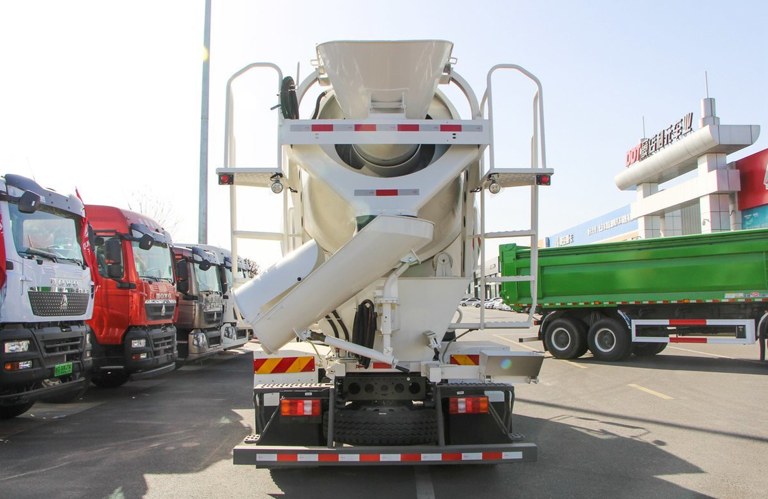 خلاط شاحنة خرسانة صغيرة HOWO 4 × 2 محرك Weichai 220hp 4 مكعب محور واحد 6 إطارات