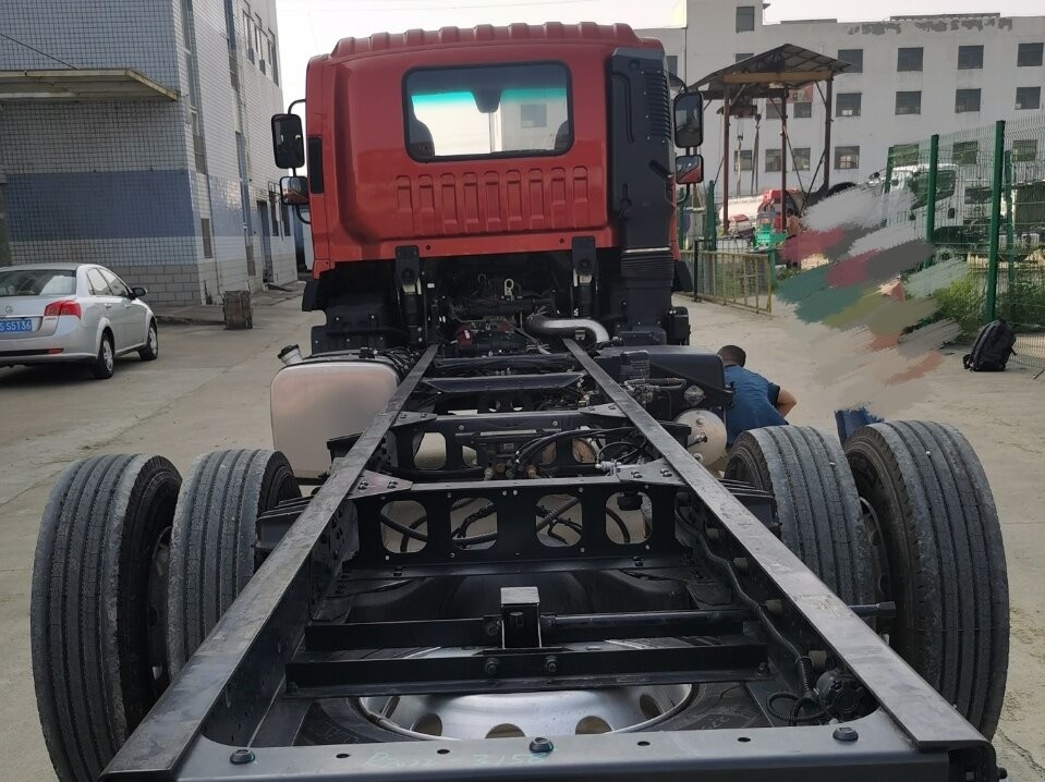 شاسية شاحنة شحن 10 طن 4 * 2 إطارات خلفية مزدوجة يورو 3 محرك كامنز 5150 قاعدة عجلات