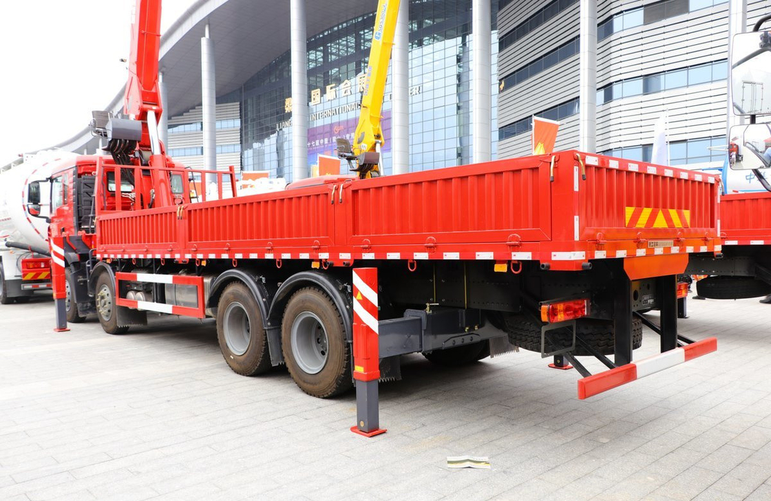 8x4 شاحنة رافعة مثبتة العلامة التجارية الصينية Howo 350 حصان محرك Weichai XCMG الذراع قوة قوية