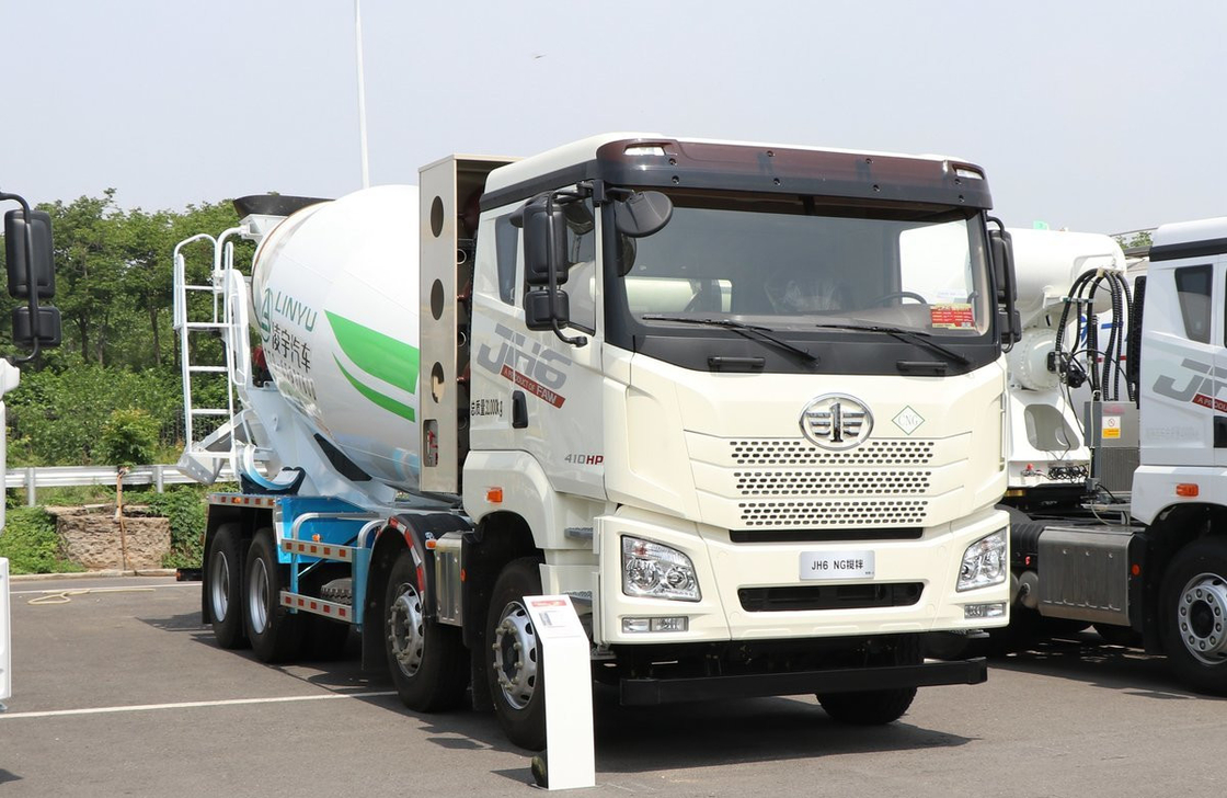 10m3 شاحنة مزيج الخرسانة جيفانغ 8 × 4 مزيج محرك CNG 410hp ستة أسطوانات كابينة مسطحة