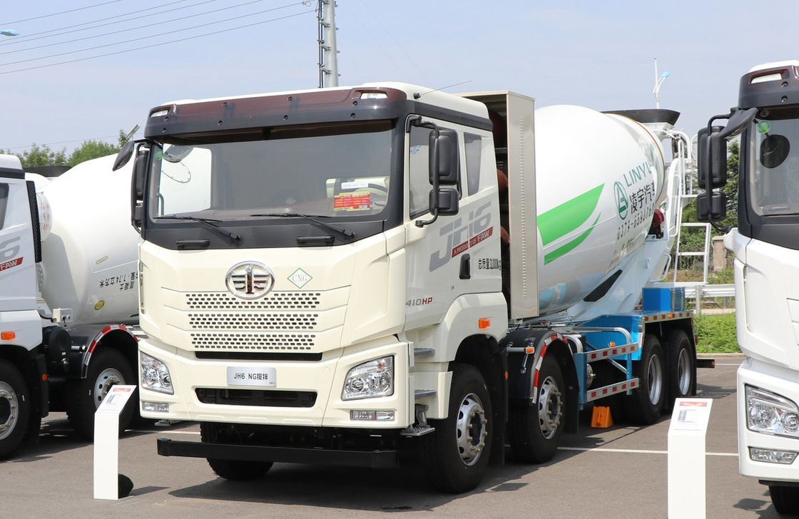 10m3 شاحنة مزيج الخرسانة جيفانغ 8 × 4 مزيج محرك CNG 410hp ستة أسطوانات كابينة مسطحة