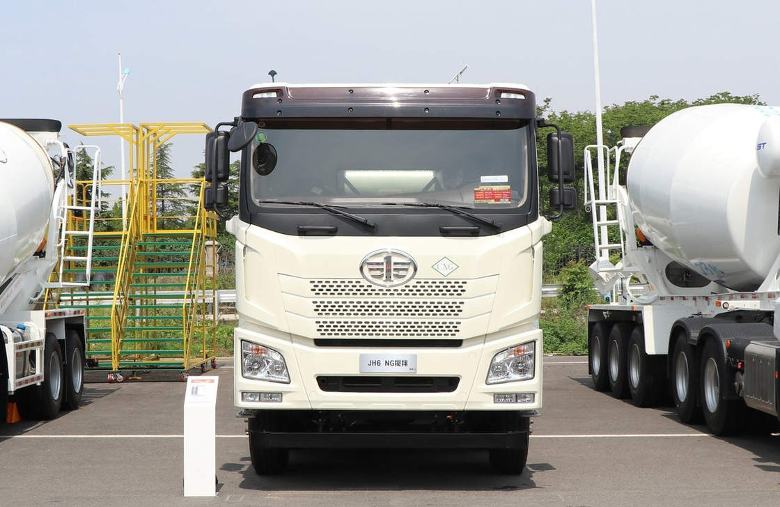 10m3 شاحنة مزيج الخرسانة جيفانغ 8 × 4 مزيج محرك CNG 410hp ستة أسطوانات كابينة مسطحة