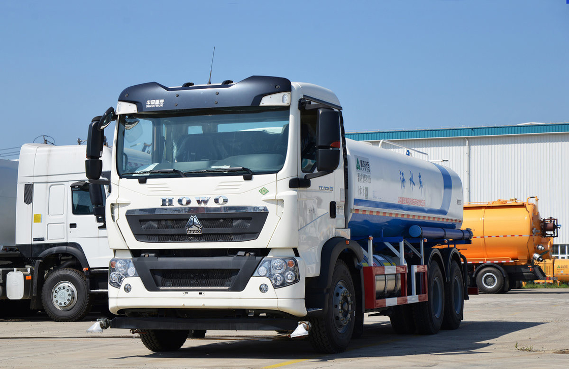ناقلة المياه شاحنة Howo 6 * 4 Sinotruck 10 عجلات LNG 260hp محرك 14 مكعب ناقلة LHD / RHD