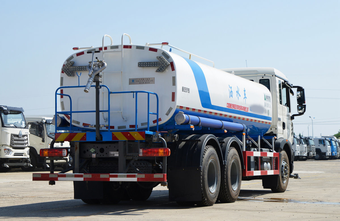 ناقلة المياه شاحنة Howo 6 * 4 Sinotruck 10 عجلات LNG 260hp محرك 14 مكعب ناقلة LHD / RHD