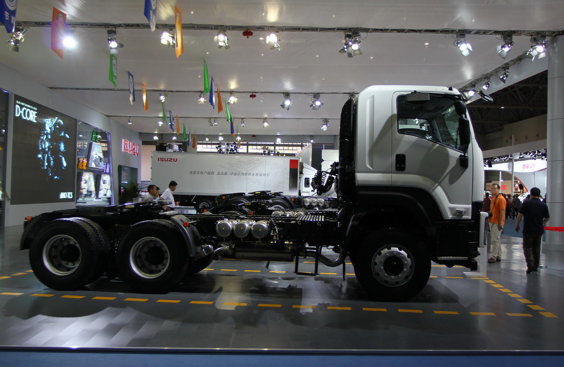 شاحنة جرار سقف مسطح كابينة ISUZU حصان رأس مقطورة 6 * 4 وضع القيادة 350 حصان اليورو 4 انبعاث