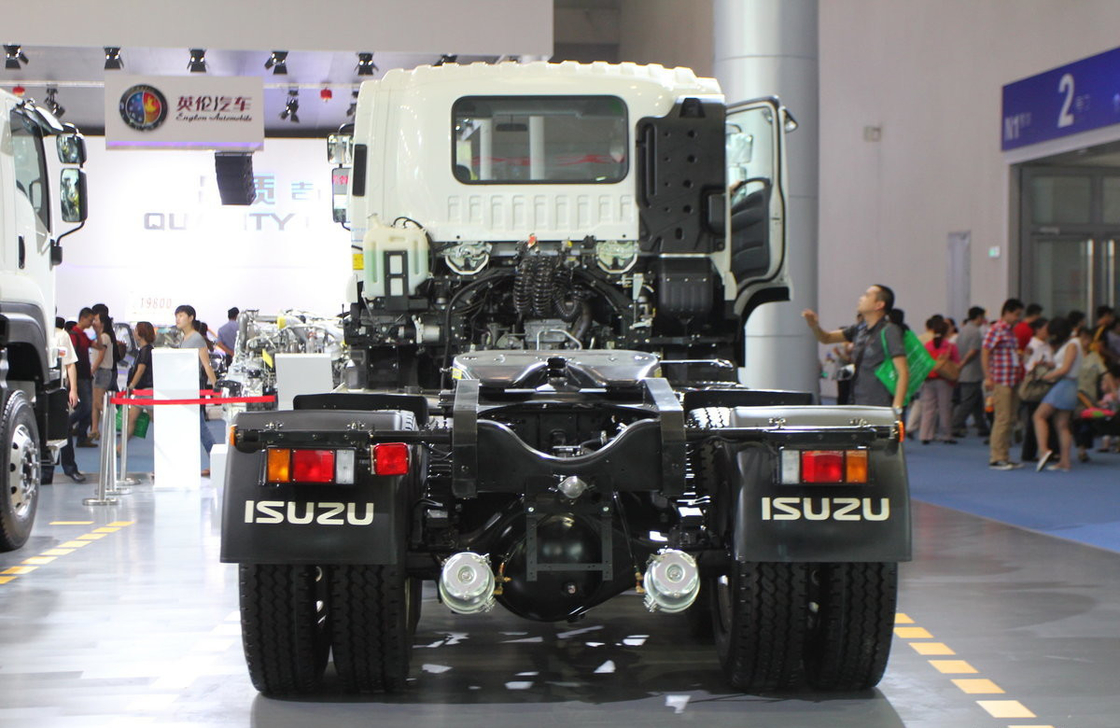 شاحنة جرار سقف مسطح كابينة ISUZU حصان رأس مقطورة 6 * 4 وضع القيادة 350 حصان اليورو 4 انبعاث