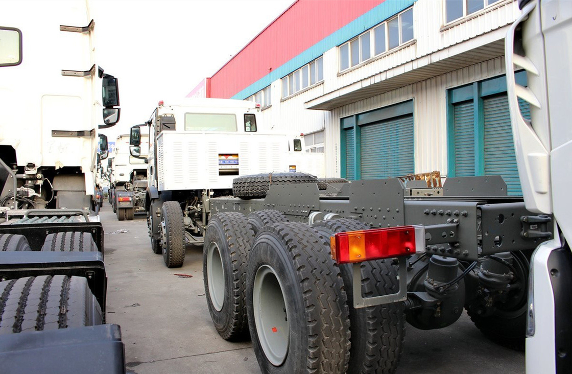 شاحنة سينو تيبر هوو هومبر شاسية 8 × 4 سيارة واحدة مقعدين LNG 290hp 9.2 متر طويل