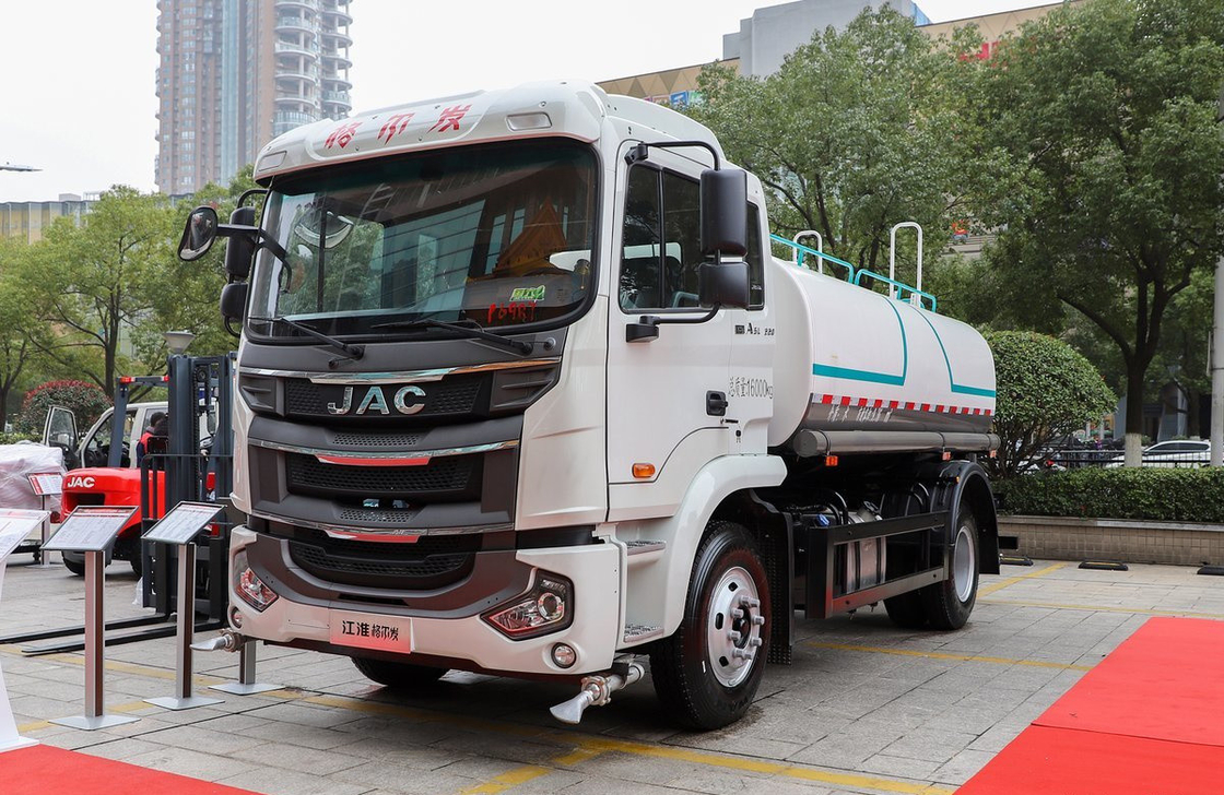 رذاذ الماء ناقل شاحنة JAC 4 × 2 محور واحد 200 حصان محرك ديزل 10 ناقل مكعب