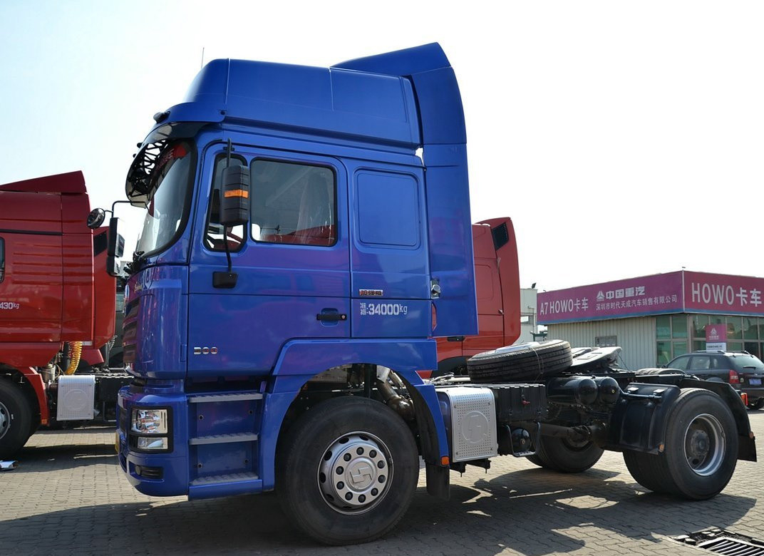 رأس الشاحنة شاكمان F3000 4 * 2 وضع القيادة شاحنة الجرار سقف مرتفع سريع 9- سرعة ناقل