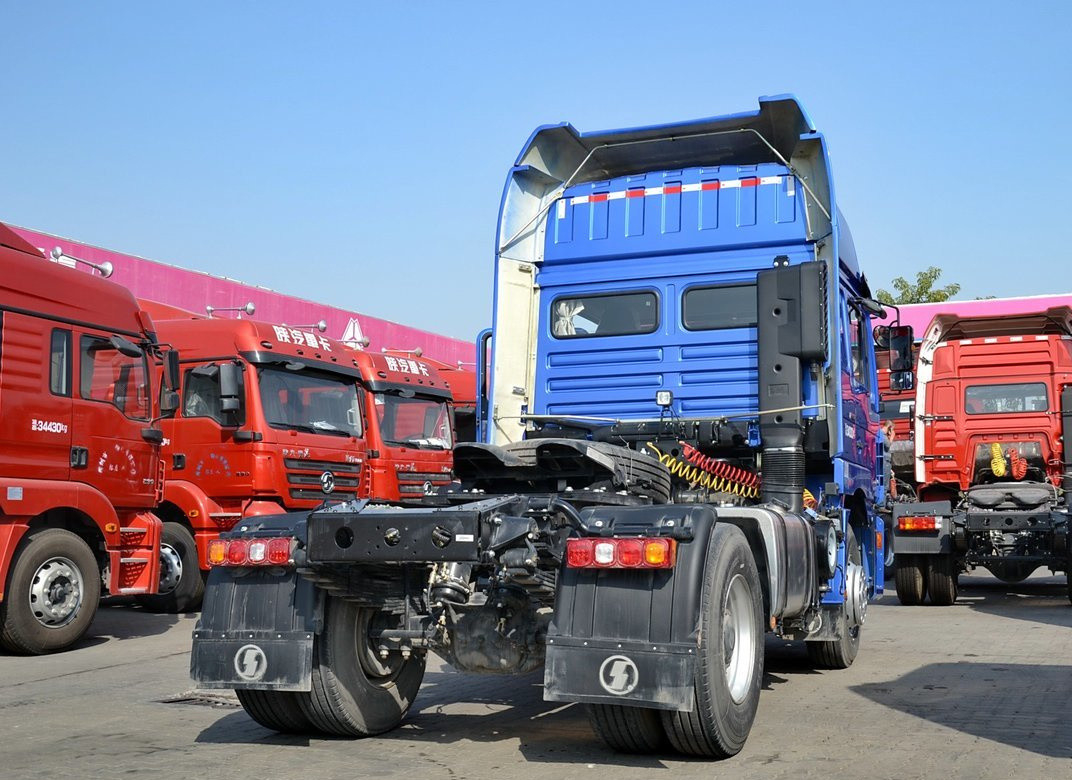 رأس الشاحنة شاكمان F3000 4 * 2 وضع القيادة شاحنة الجرار سقف مرتفع سريع 9- سرعة ناقل