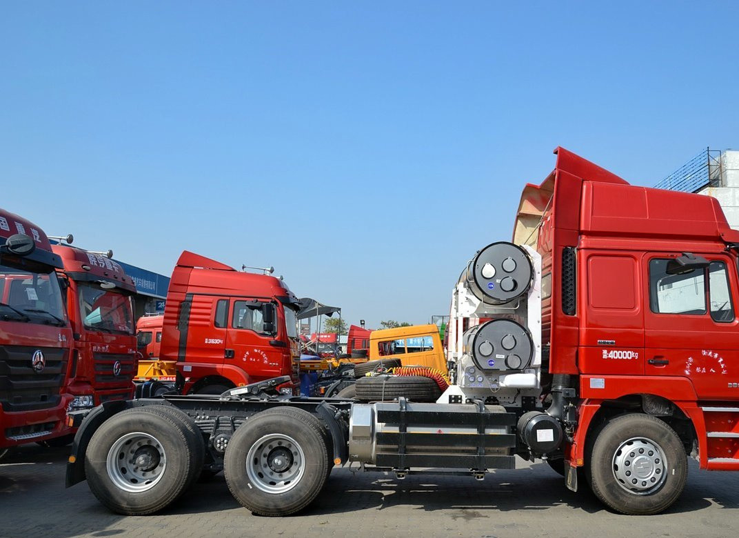 شاكمان رأس شاحنة 6 * 4 وضع القيادة الجرار الحصان الغاز الطبيعي المسال ناقل الغاز الكبير 380hp نقل الفحم