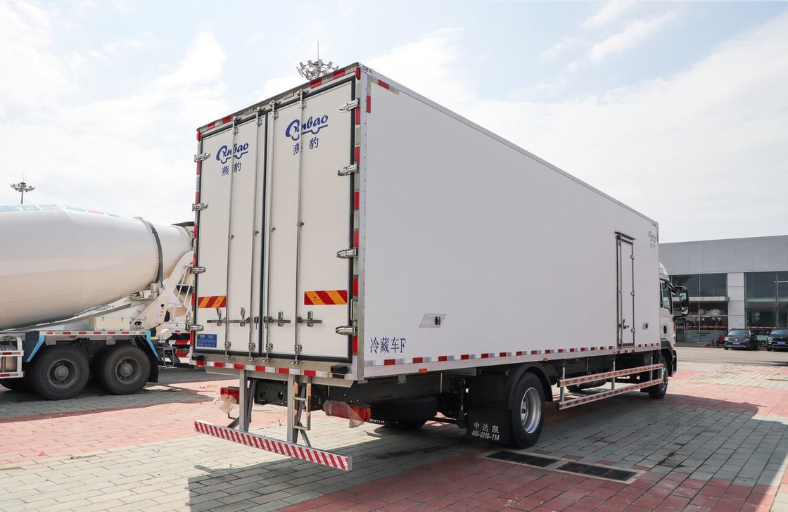 ثلاجة التبريد شاحنة فان سينوتريك 4 * 2 وضع القيادة 9.5 متر مربع طويل SITRAK 290hp