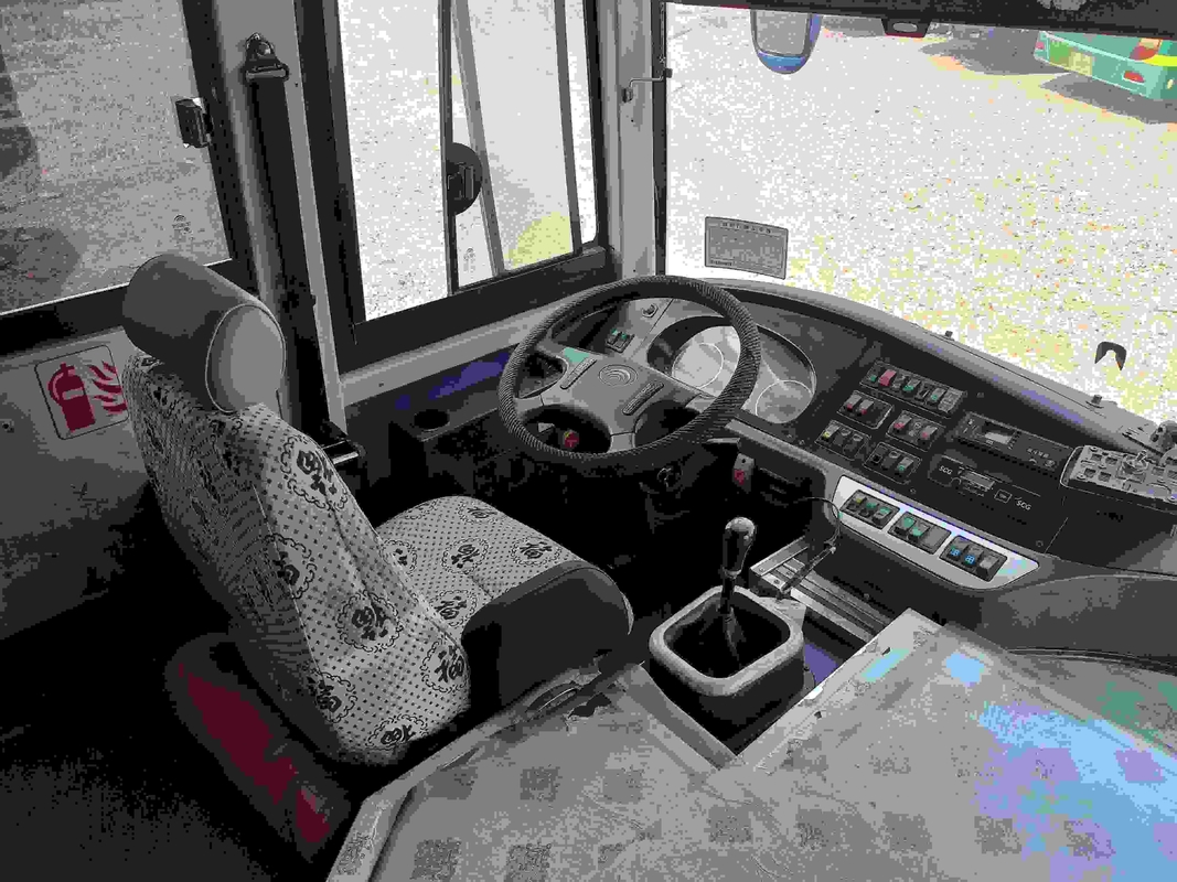 National Express Bus عالية الكفاءة تستخدم Yutong Coach Bus 35 مقعدًا 2 + 2 تخطيط