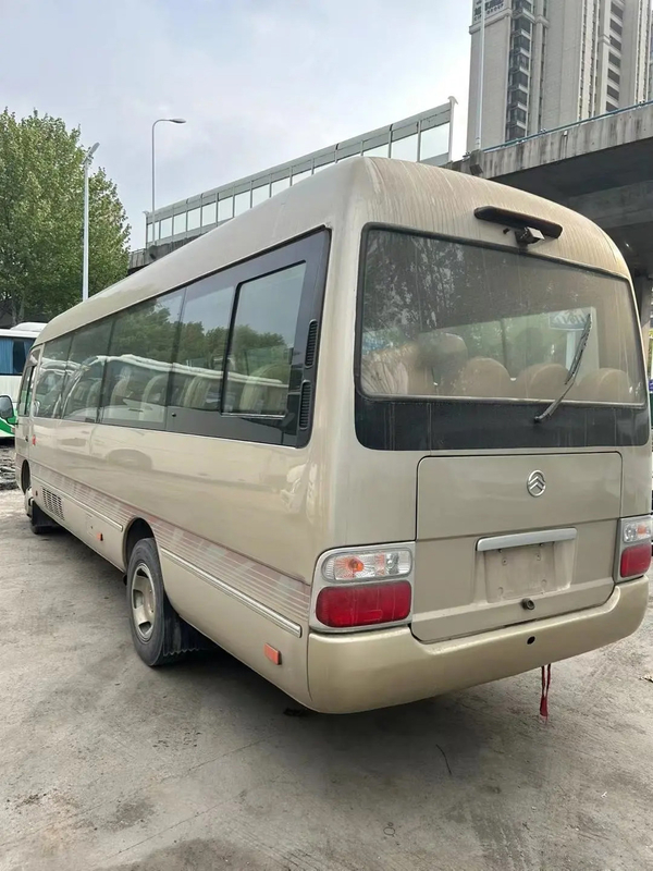 XML6770 28-seater 7.7 متر Golden Dragon حافلة متوسطة اليد الثانية الشمبانيا الذهبية المحرك الأمامي