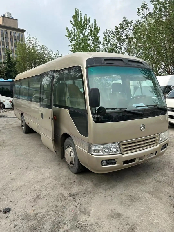 XML6770 28-seater 7.7 متر Golden Dragon حافلة متوسطة اليد الثانية الشمبانيا الذهبية المحرك الأمامي