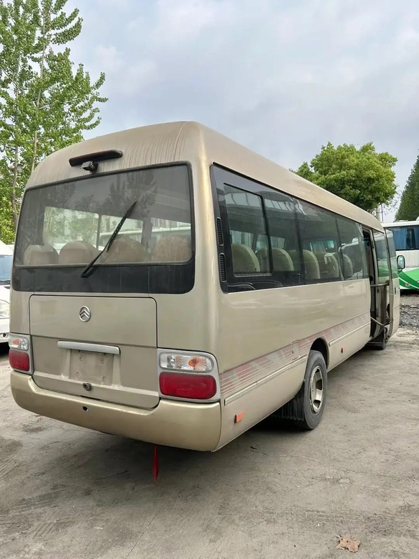 XML6770 28-seater 7.7 متر Golden Dragon حافلة متوسطة اليد الثانية الشمبانيا الذهبية المحرك الأمامي