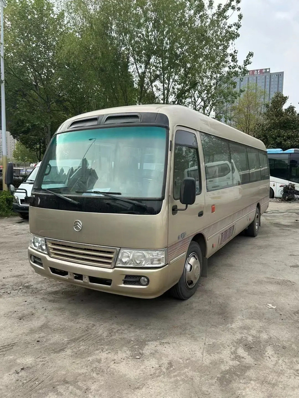 XML6770 28-seater 7.7 متر Golden Dragon حافلة متوسطة اليد الثانية الشمبانيا الذهبية المحرك الأمامي