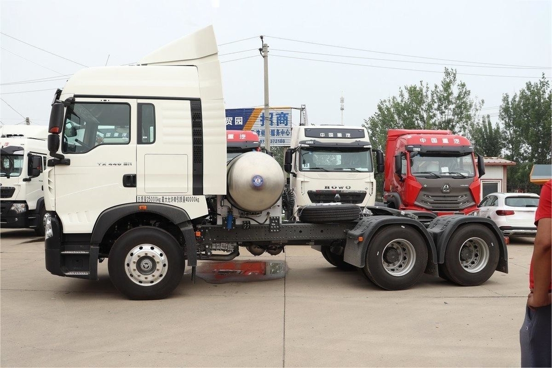 HOWO شاحنة ثقيلة ذات صف واحد Semi TX 440HP 6X4 12Gears جرار LNG مزدوج القيادة الوطنية VI