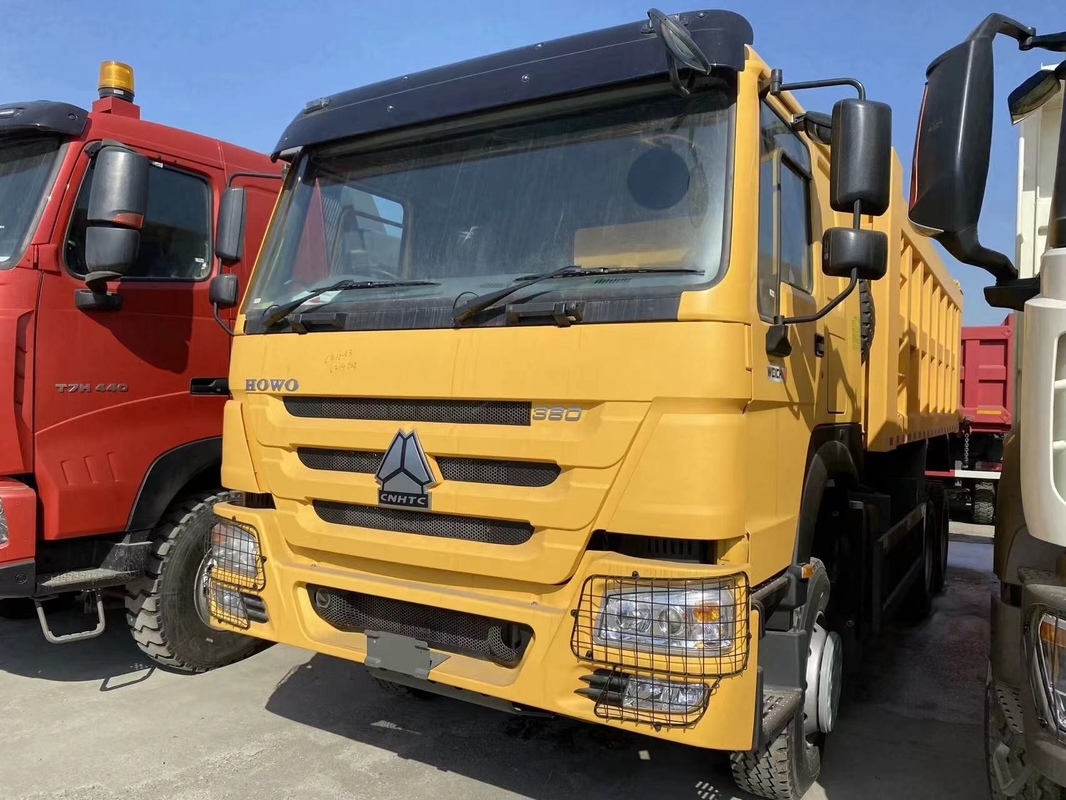 شاحنة هوو سينو 2023 اللون الأصفر 6 * 4 وضع القيادة Weichai 380 حصان القيادة اليمنى جديدة تمامًا