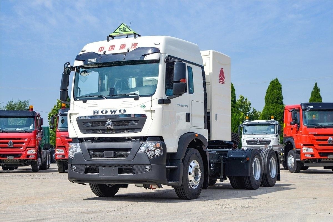 HOWO شاحنة ثقيلة 460HP 6X4 CNG البضائع الخطرة الجرار الوطني VI العجلات الثمانية الخلفية