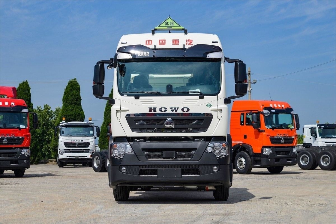 HOWO شاحنة ثقيلة 460HP 6X4 CNG البضائع الخطرة الجرار الوطني VI العجلات الثمانية الخلفية