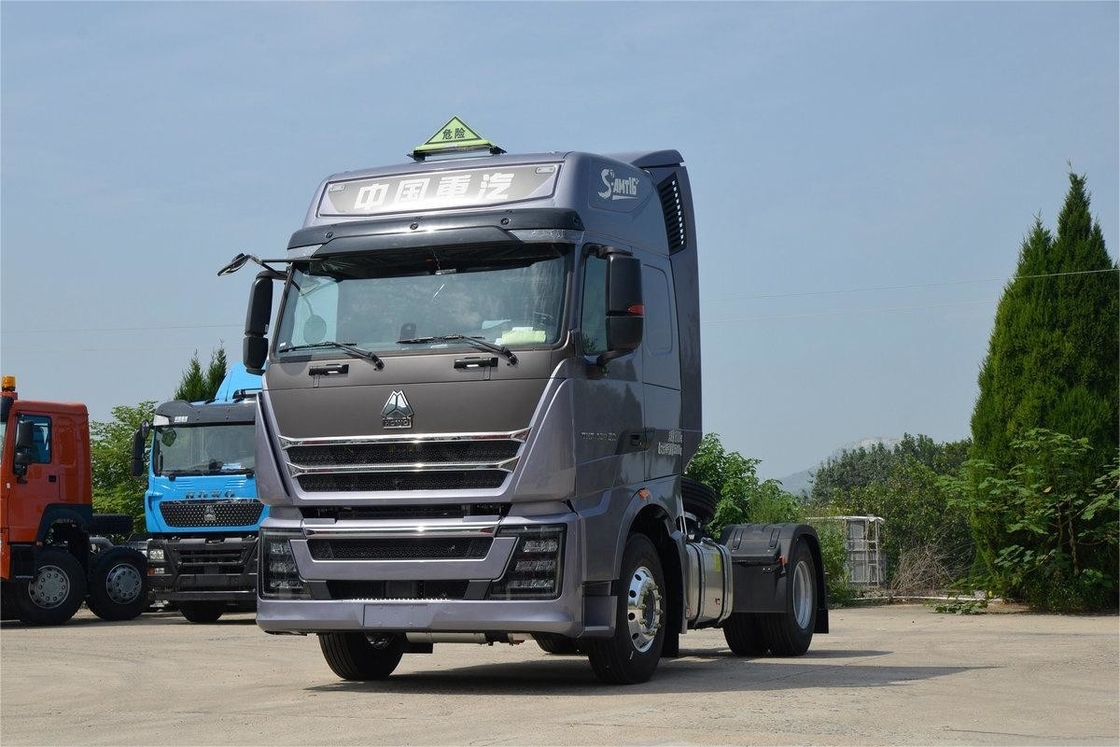 HOWO TH7 شاحنة 430HP 4X2 AMT أوتوماتيكية البضائع الخطرة الجرار الجدار الجانبي لوحة تدفق