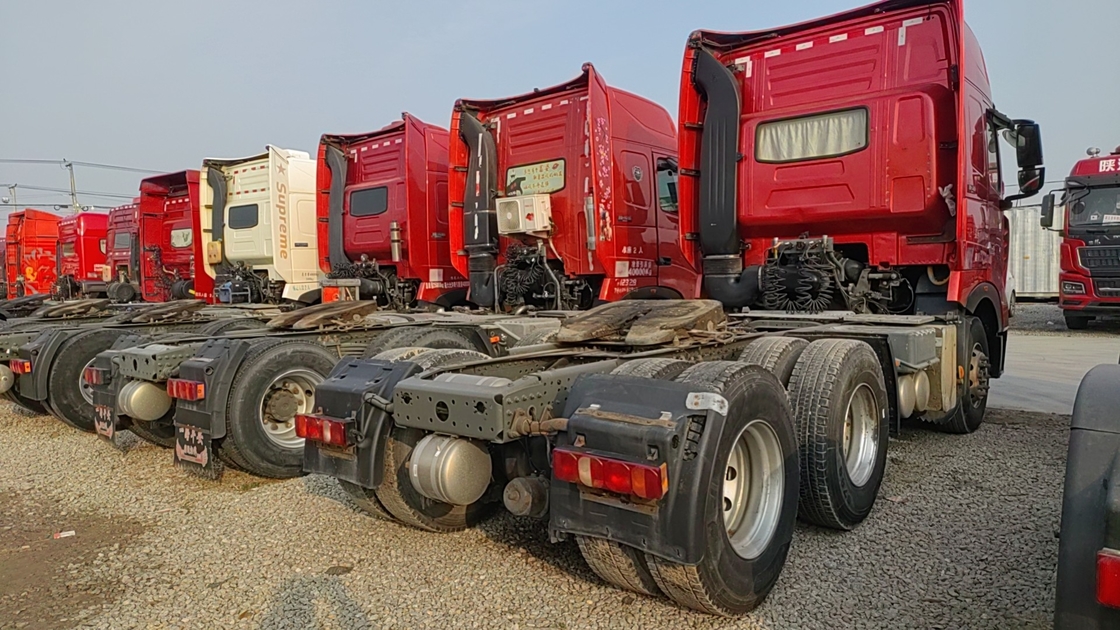 الصينية الجرار شاحنة الرأس الأحمر لون 6 × 4 وضع القيادة ورقة الربيع صف واحد مع النوم LHD