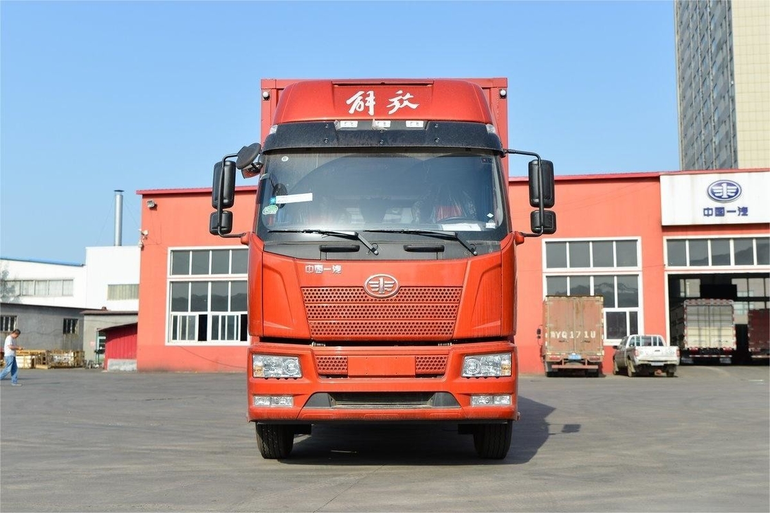 FAW J6L محور واحد جيفانغ شاحنة متوسطة 240HP 4X2 8-سرعة 6.8m شاحنة فان الباب الجانبي