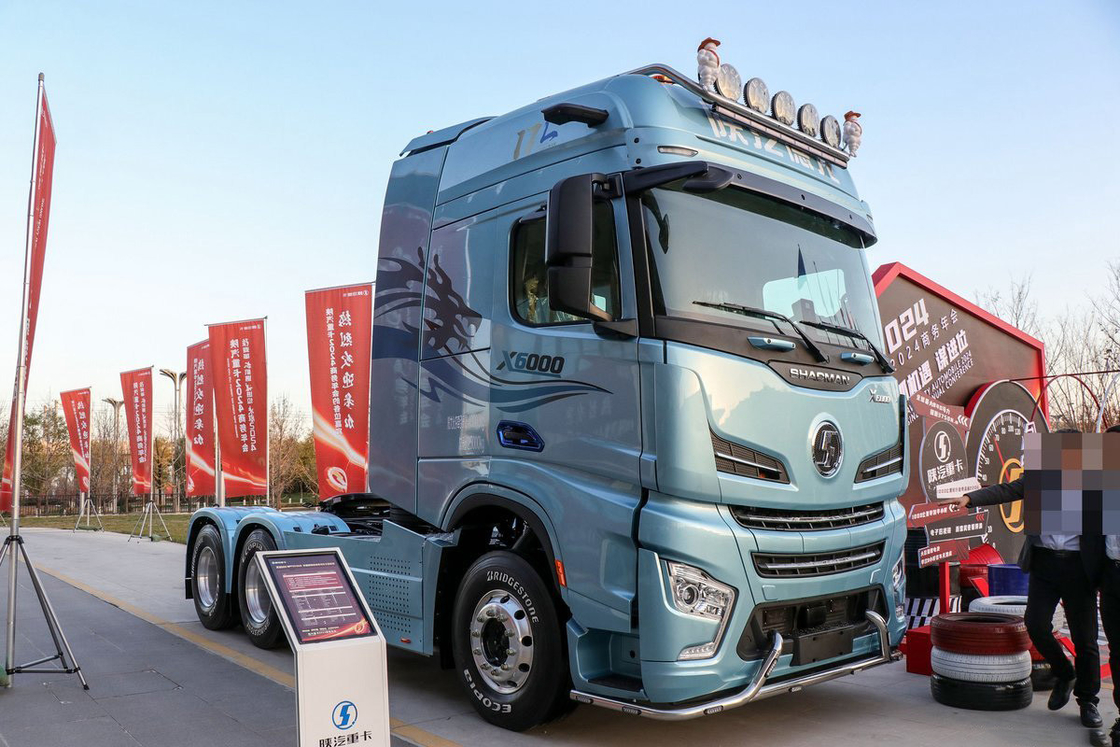 شاكمان جرار شاحنة مكيف السقف العالي الجانب العلوي 840HP 6X4 AMT العازل الهيدروليكي