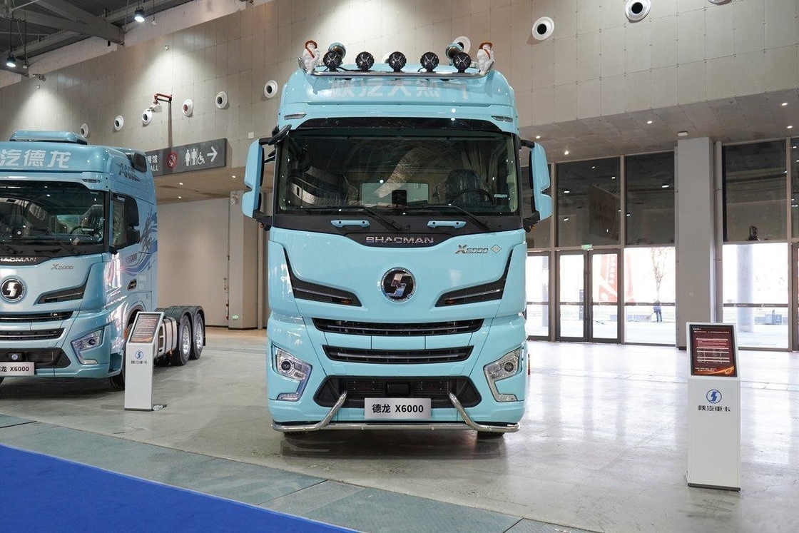 شاكمان X6000 جرار شاحنة الديزل 700 حصان 6X4 LNG AMT سقف مرتفع صف واحد ونصف المقاعد