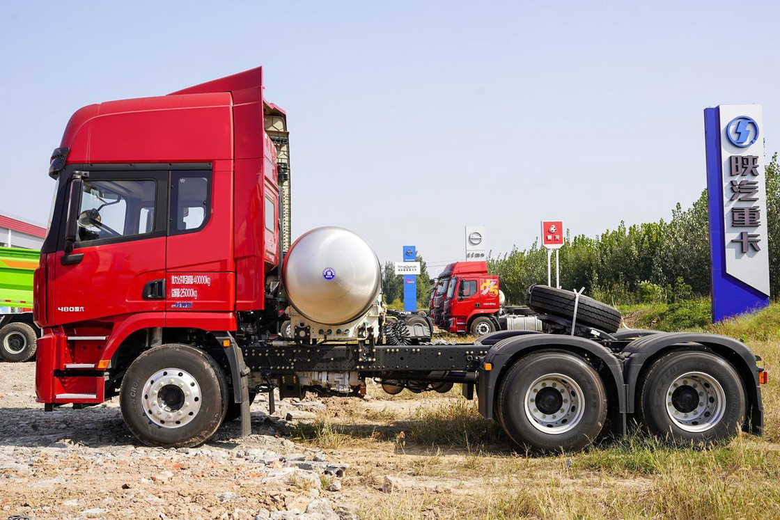 شاكمان شاحنة جرار يورو 6 خلفي محور مزدوج خلفي ثمانية عجلات 480HP 6X4 LNG كيس الهواء المقعد