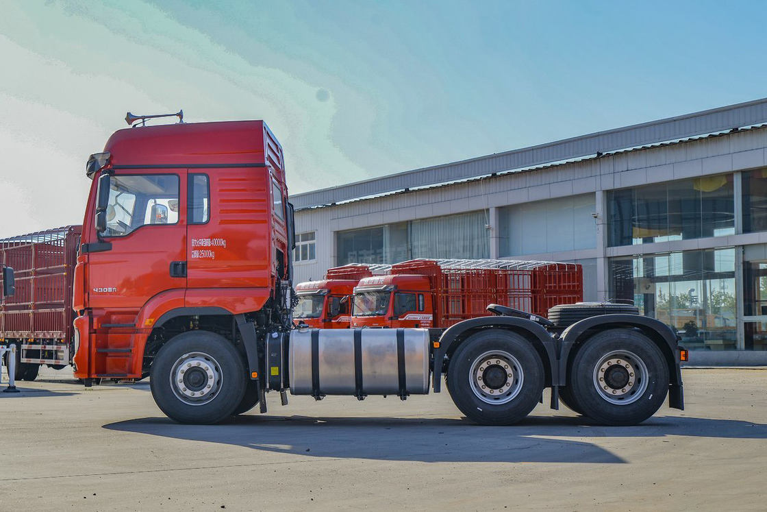 سقف مرتفع مرفق أربع نقاط تعليق كيس الهواء مقعد 430HP 6 * 4 M3000s شاكمان شاحنة الجرار