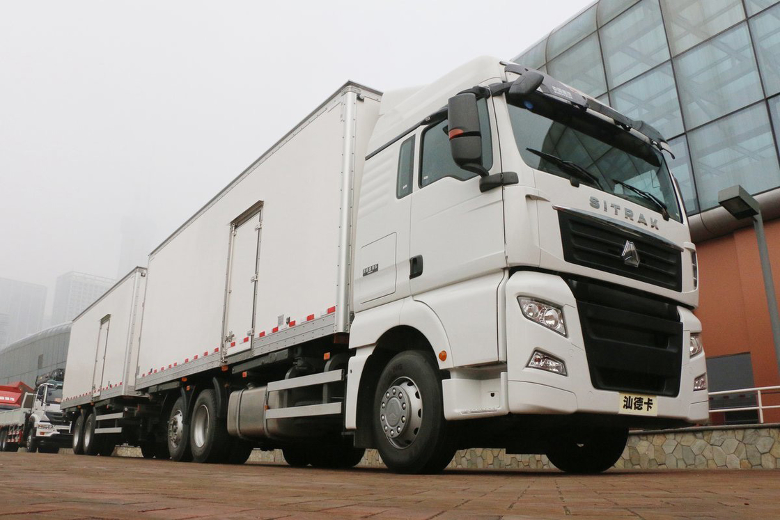 صف واحد من نصف المقاعد يدوي 16 معدات الديزل 480HP 6 * 2 وسط محور قابلة للإزالة SITRAK شاحنة