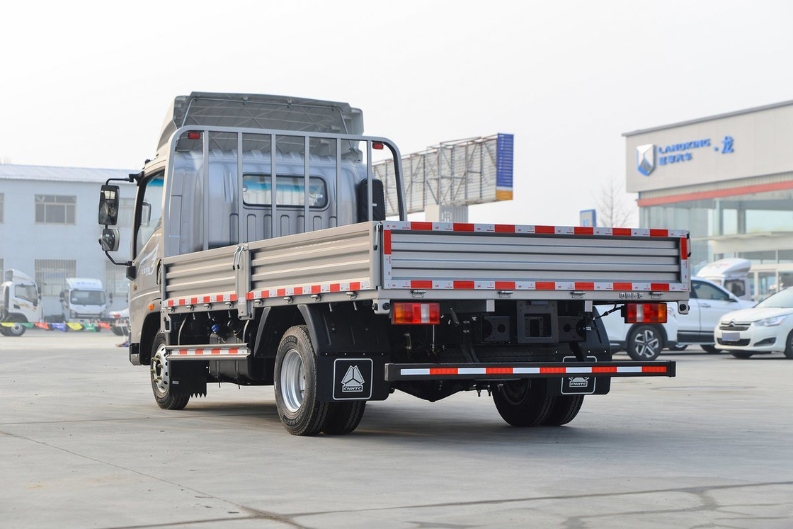 شاحنة Sinotruk Howo خفيفة سلسلة تيتان 150HP 4.15m واحد صف السياج الجسم الفضي واحد صف المقاعد