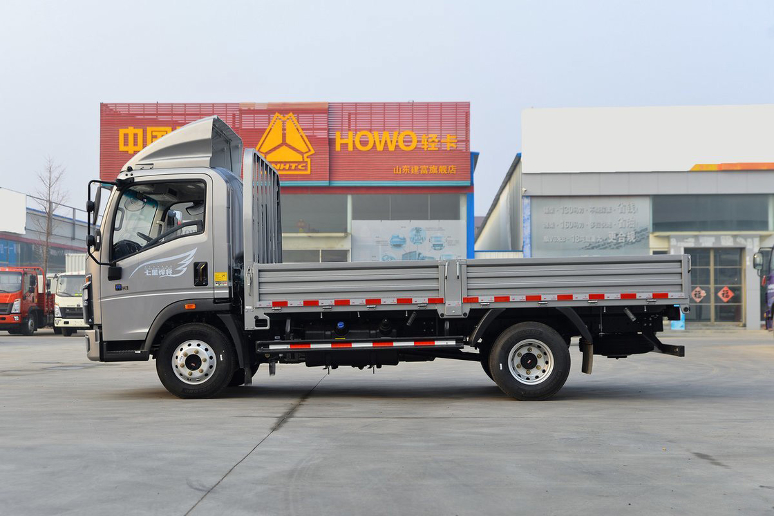شاحنة Sinotruk Howo خفيفة سلسلة تيتان 150HP 4.15m واحد صف السياج الجسم الفضي واحد صف المقاعد