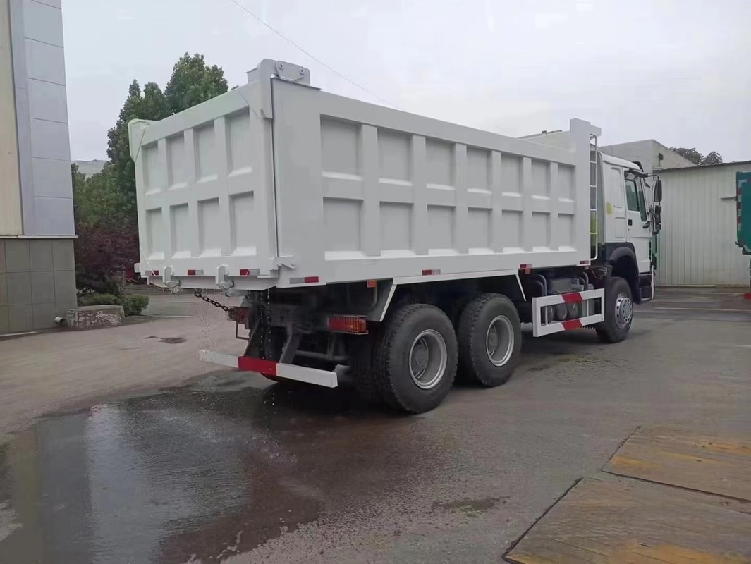 سينوتروك هوفو 6x4 شاحنة يورو 2 شاحنة قمامة واحدة النائمة 20-40 طن حمولة مفيدة الربيع الورق