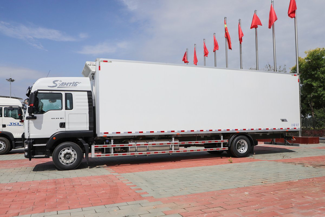 ديزل 10 سرعات 290 حصان 4X2 9.45m طابور مرفع نصف كابينة جسم أبيض SITRAK ZZ5186 شاحنة ثلجية شحن ثلاثية الأبواب