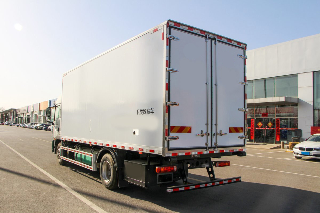 هوو ZZ5187 شاحنة ثلجية للشحنات الديزل 8 سرعات 220 حصان 4X2 6.8m صف الانحراف نصف كابينة جسد أبيض ثلاثة أبواب