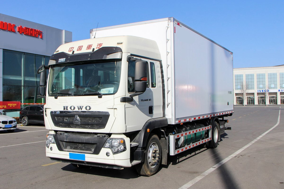 هوو ZZ5187 شاحنة ثلجية للشحنات الديزل 8 سرعات 220 حصان 4X2 6.8m صف الانحراف نصف كابينة جسد أبيض ثلاثة أبواب